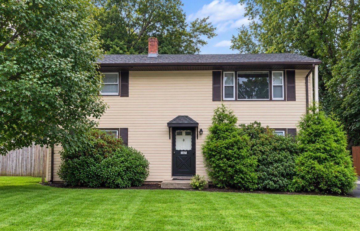 East Hartford House: 107 Crescent Dr