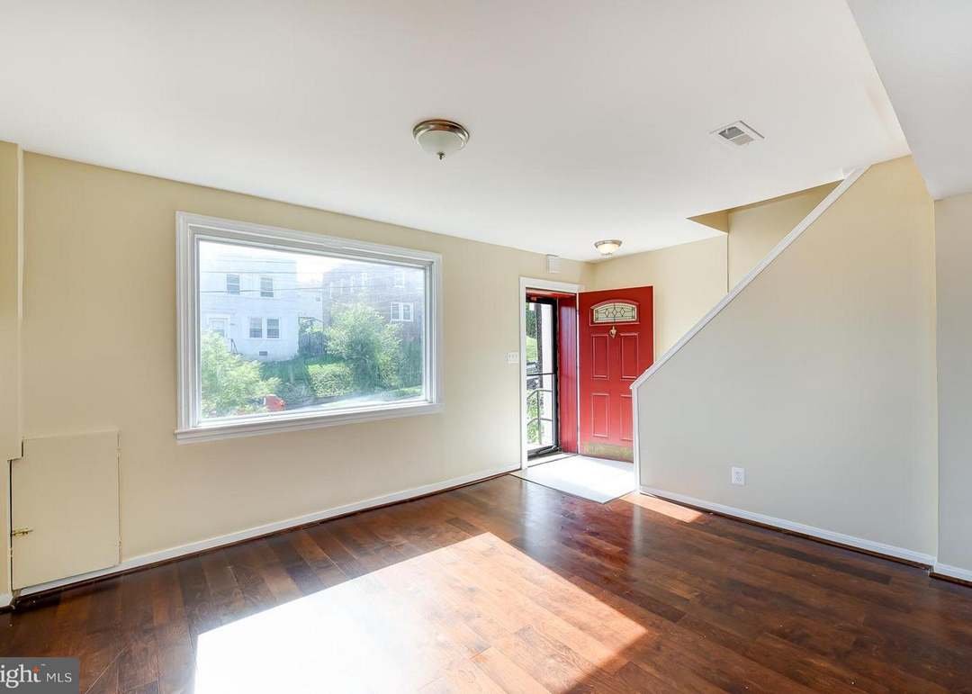 WASHINGTON House: 924 47 ST NE