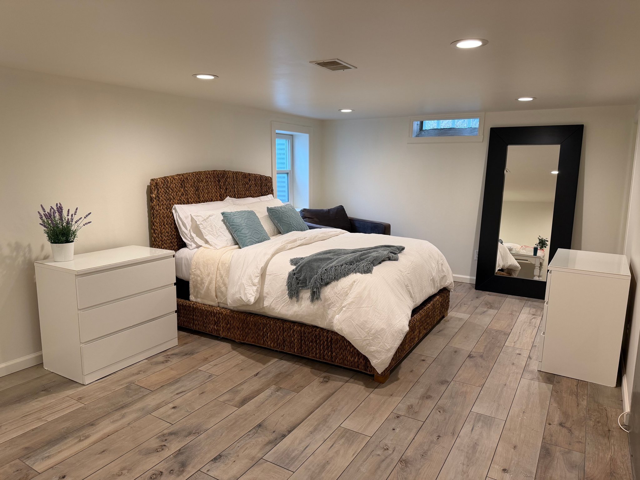 Oak Park Single Room: 21930 Whitmore St.