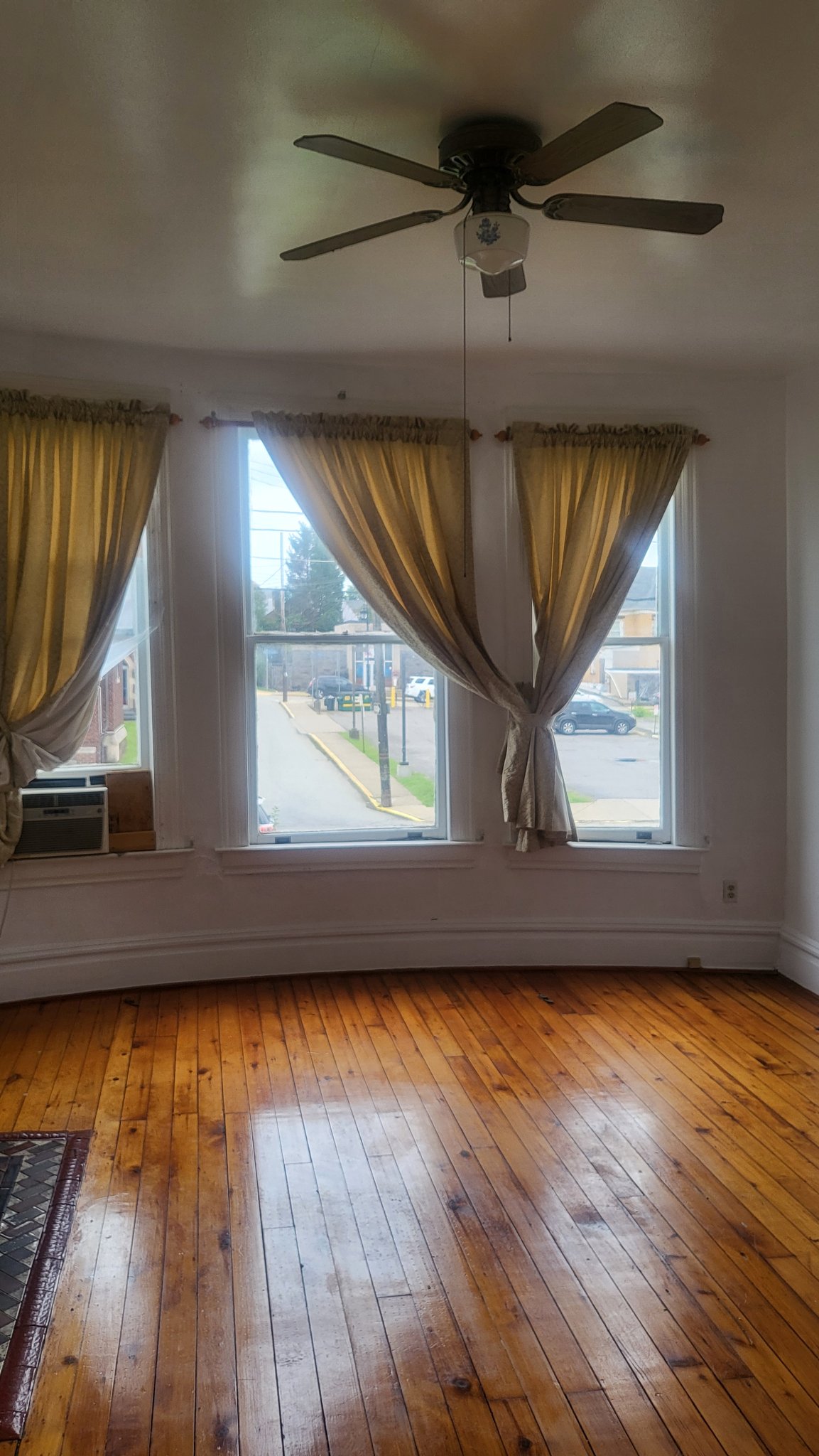 East Mckeesport Apartment: 1130 Broadway
