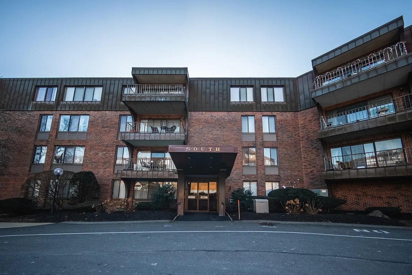 Swampscott Condo: 1002 Paradise Rd