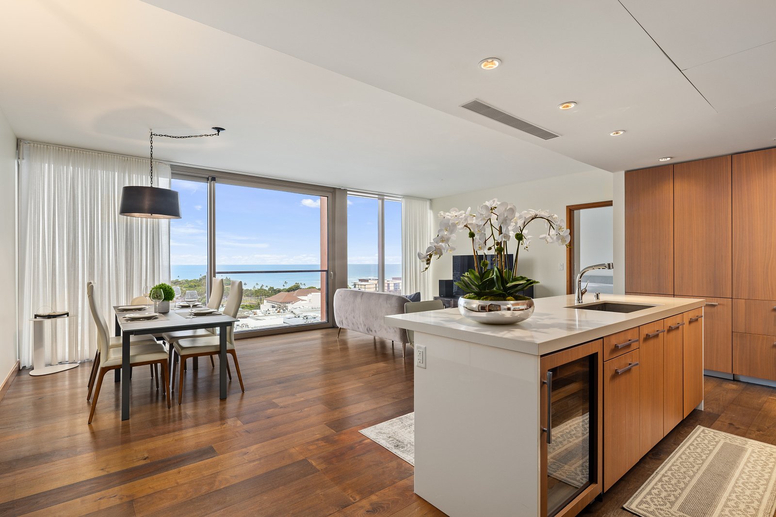 Honolulu Condo: 1555 Kapiolani Blvd.,