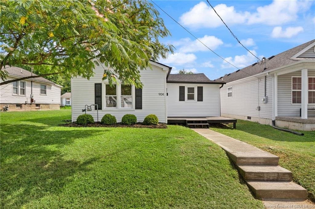 Jeffersonville House: 904 Fulton Street