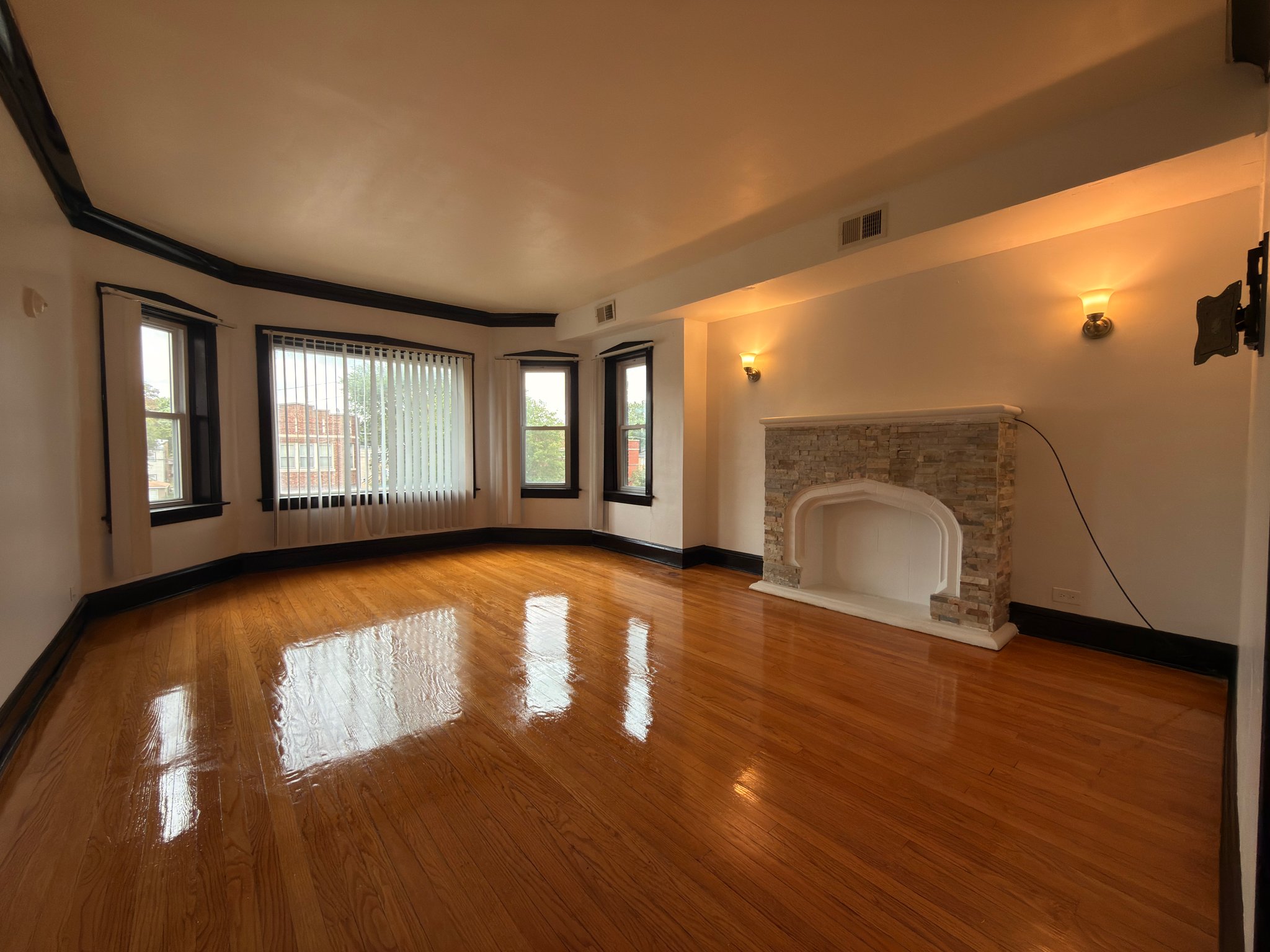 Chicago Apartment: 7744 S Jeffery Blvd