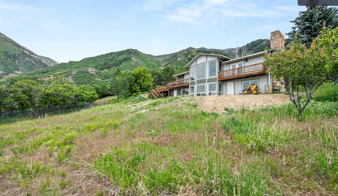 Woodland Hills House: 140 E Spring Dr