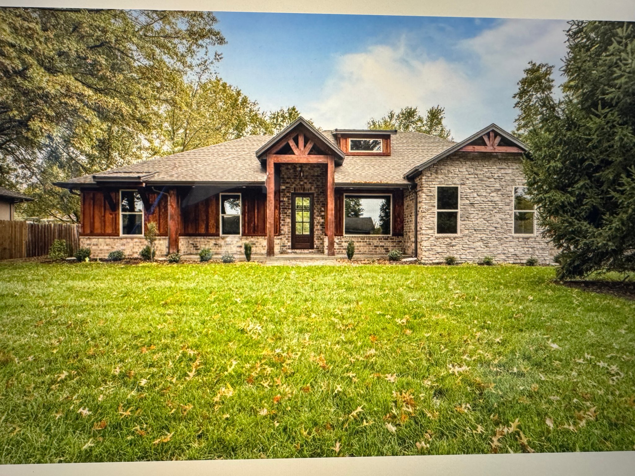 Nixa House: 104 W Aven Ave