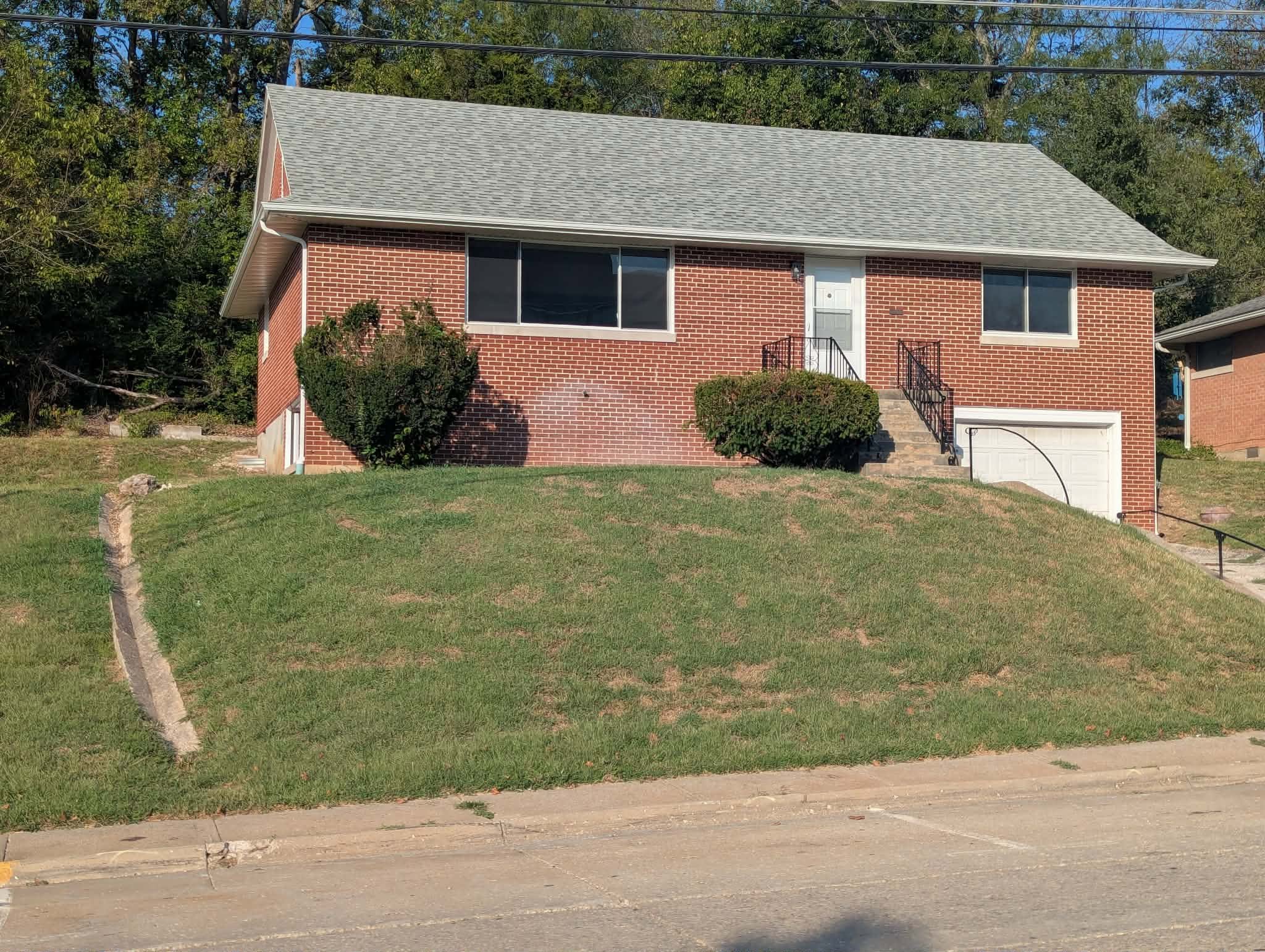 Jefferson City House: 811 E. Dunklin Street