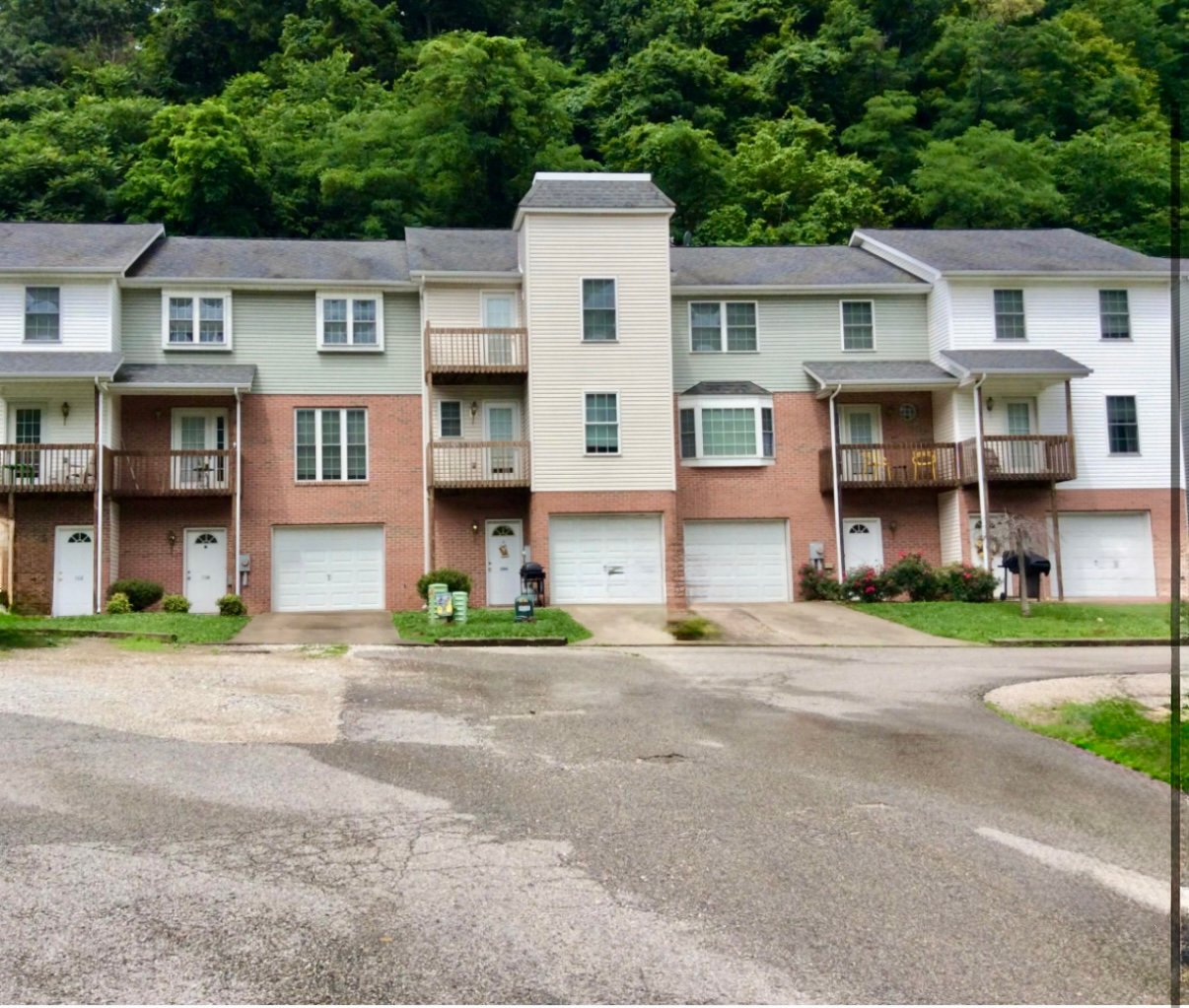 Huntington Townhome: 4 Wood Lane