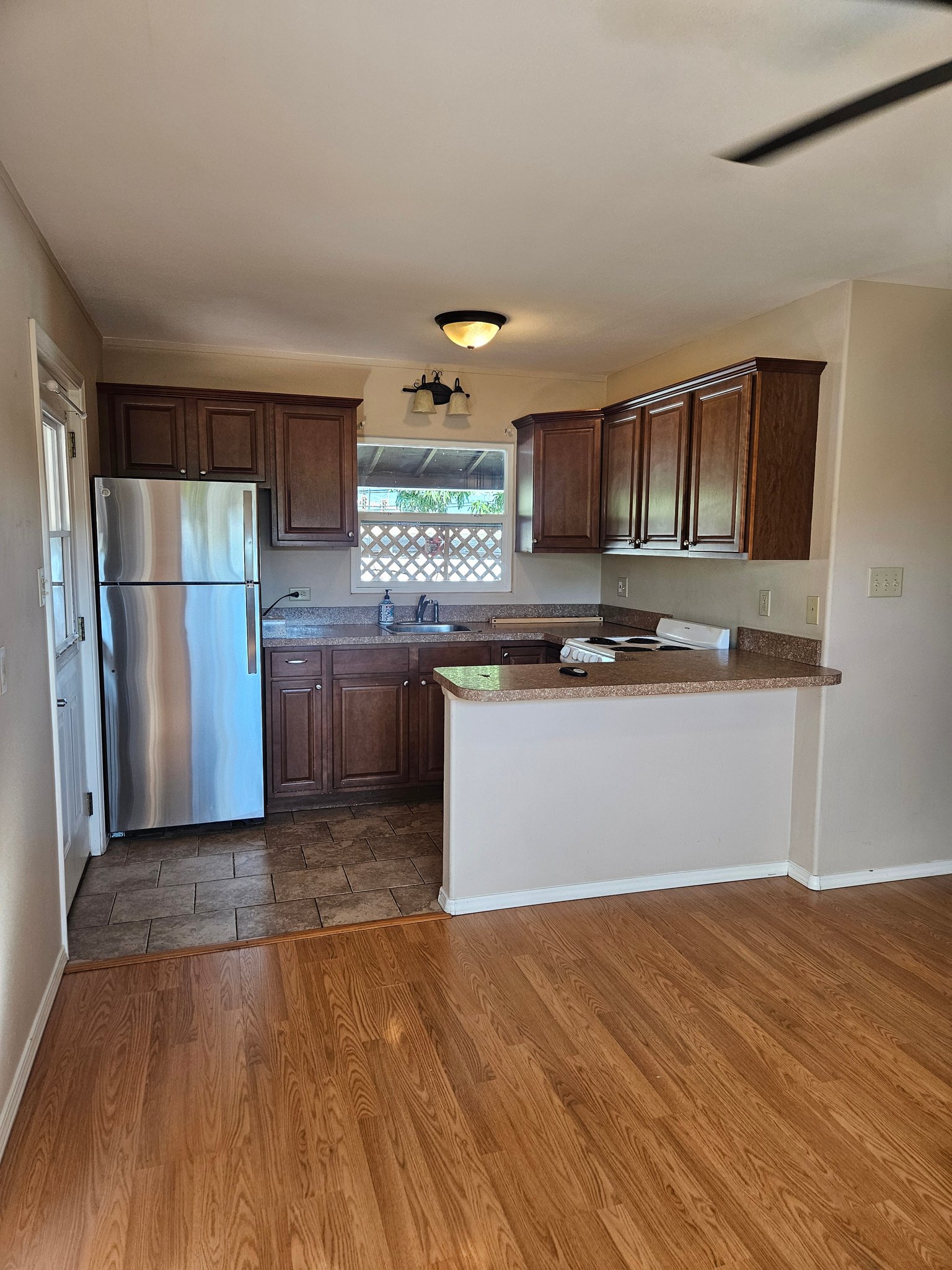 Kahului House: 250 Molokai Hema St