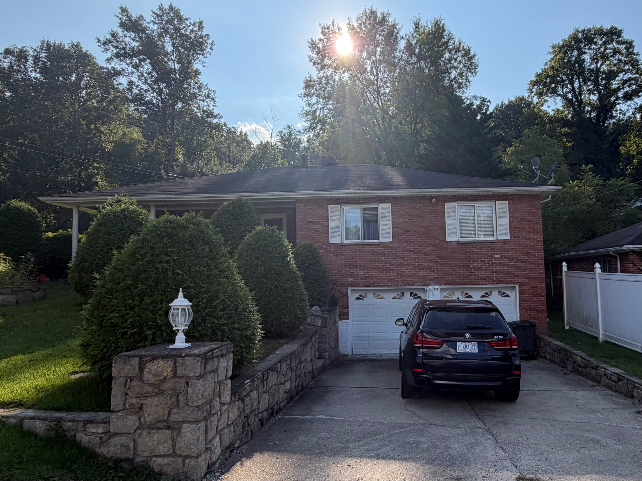 Charleston House: 1901 Pinewood Dr