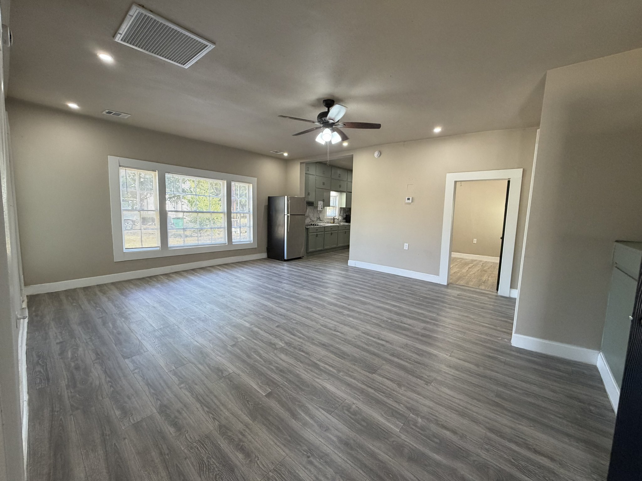 Gainesville House: 418 N Clements st