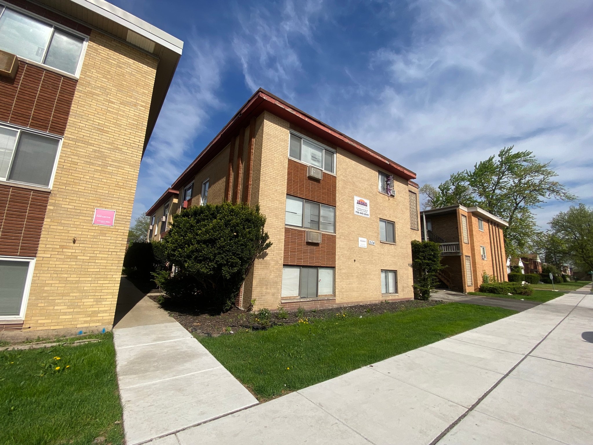 Broadview Apartment: 2104-2108 S 17th Ave