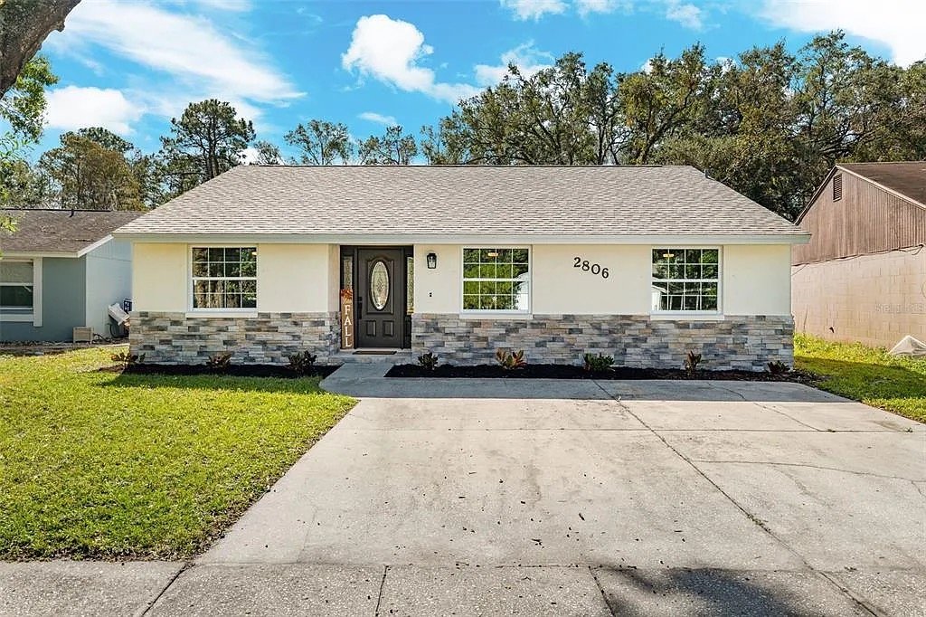Tampa House: 2806 Cedaridge Dr