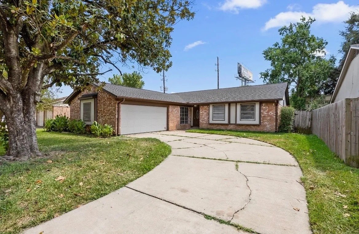 Houston House: 16523 Loch Maree Ln
