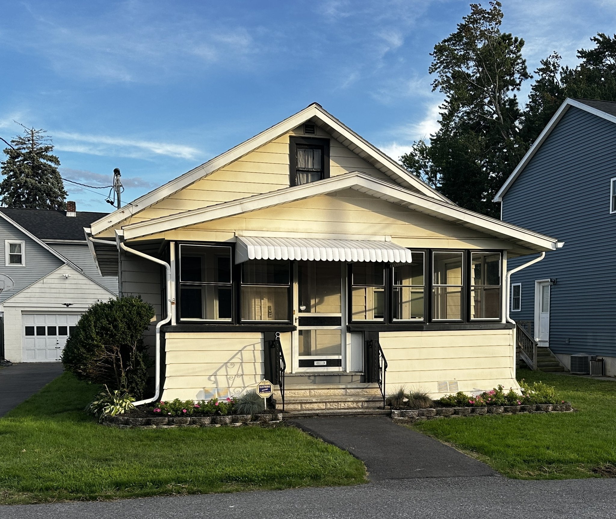 Albany House: 8 Old Pine Ave