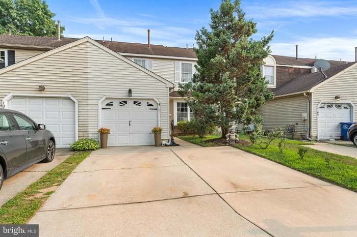 Roebling Townhome: 107 River Bank Dr