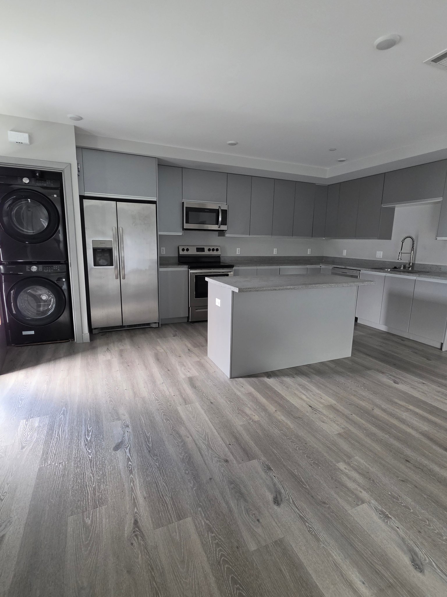 Van Nuys Apartment: 7040 Woodman Ave