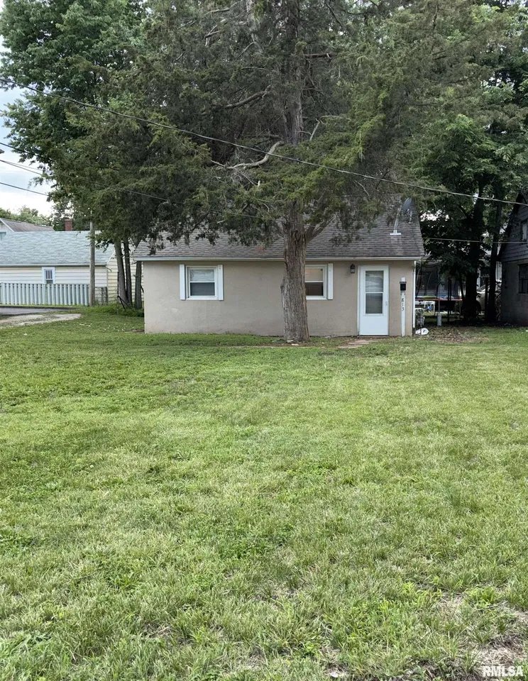 Pekin House: 813 N 11th St