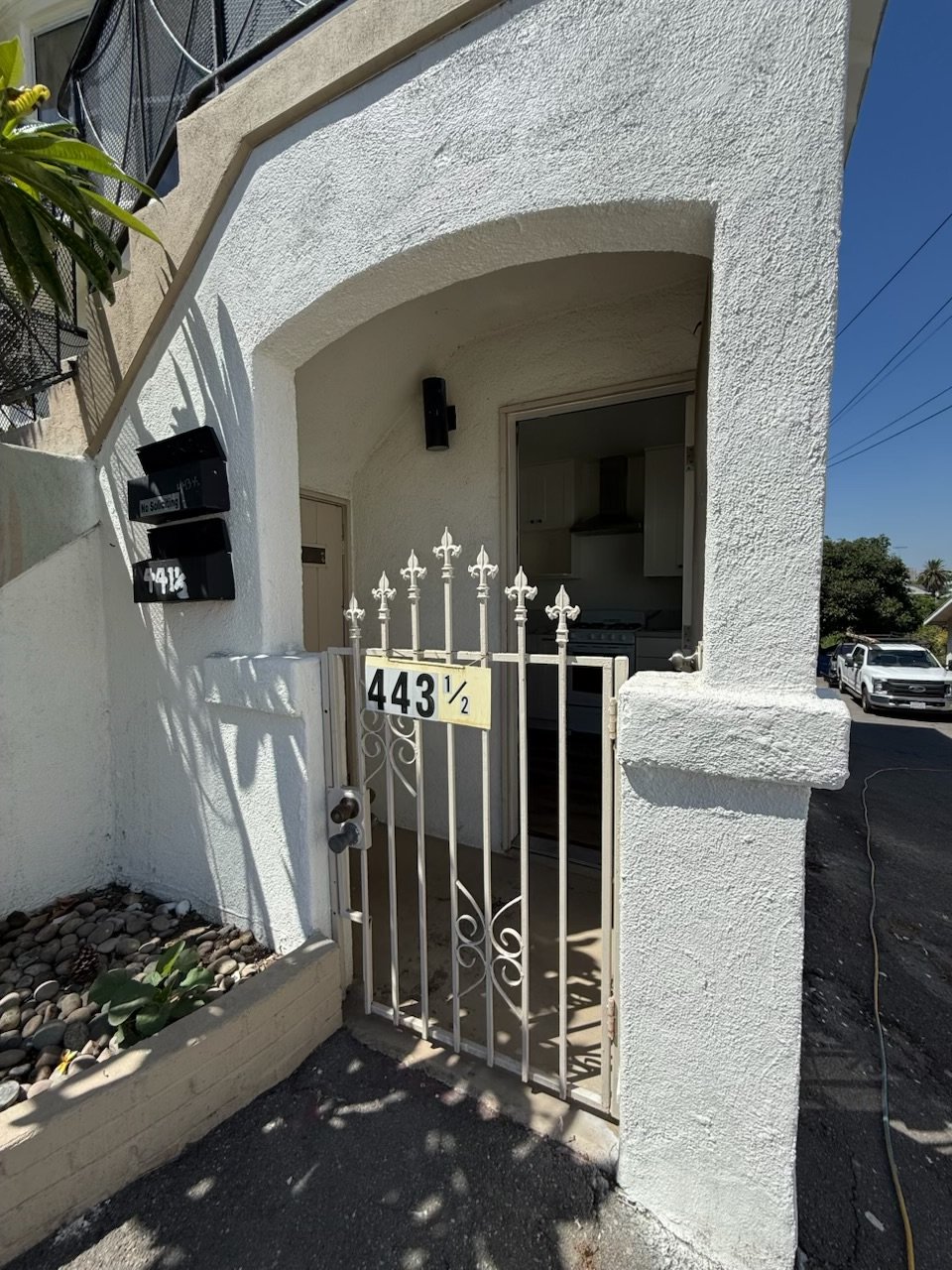Los Angeles Apartment: 439 S Evergreen Ave
