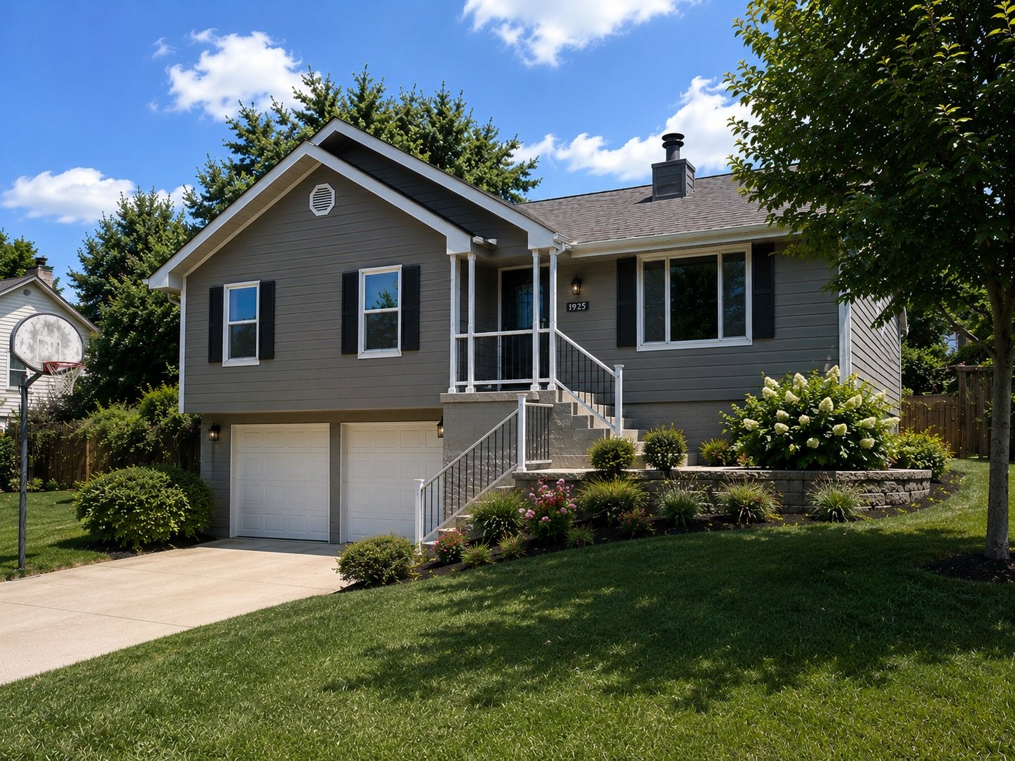 Lees Summit House: 925 NE Carousel Ln