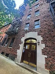 New York Apartment: 26 Grove Street and Bedford Street