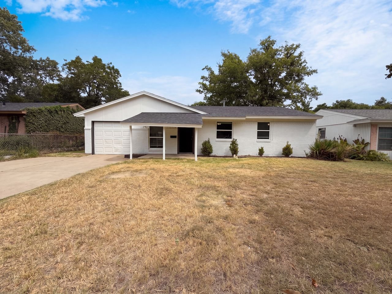 Grand Praire House: 330 E Coral Way