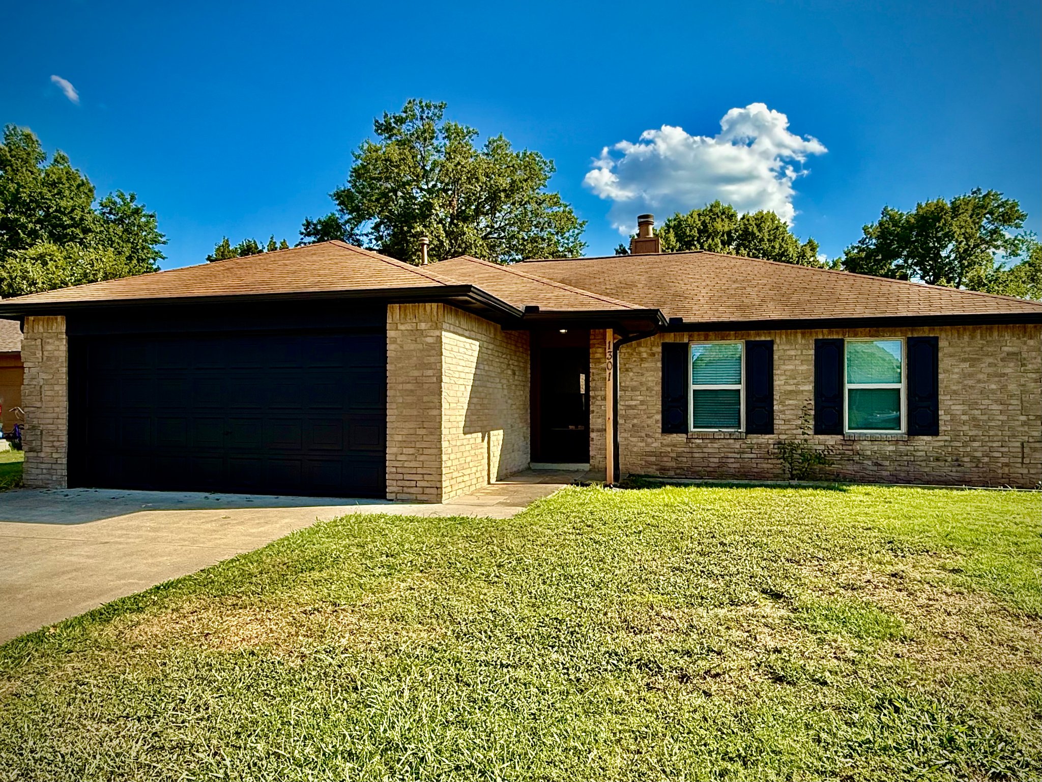 Broken Arrow House: 1301 W Waco St