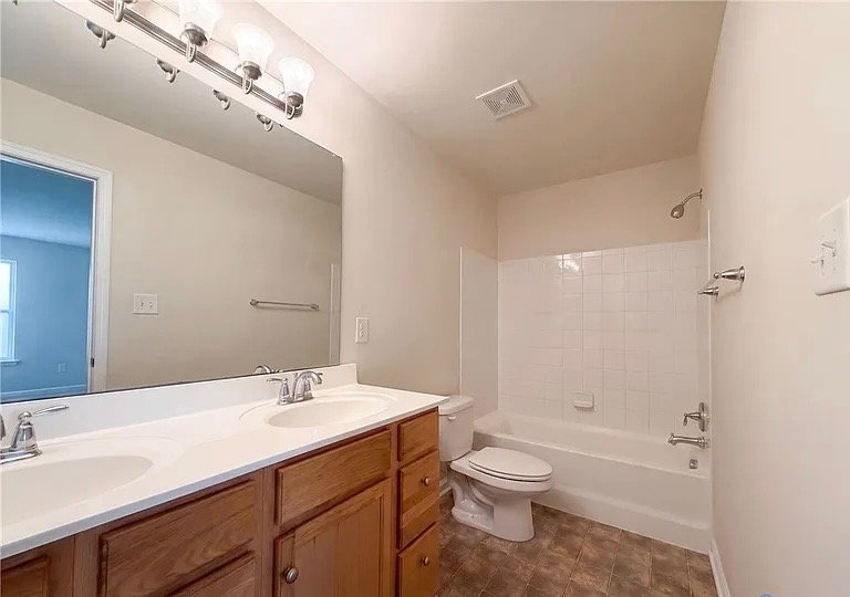 chester House: 13336 Castlewellan Dr, Chester, VA 23836