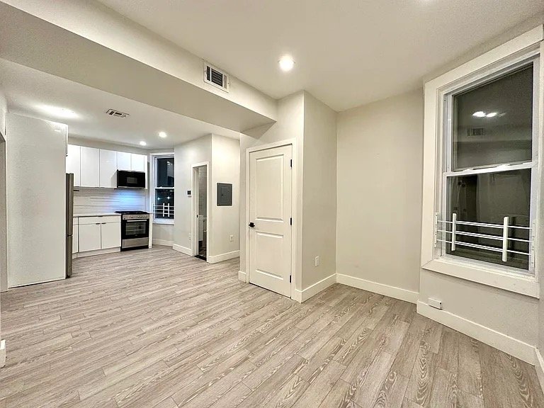 Jersey City House: 88 Wallis Ave