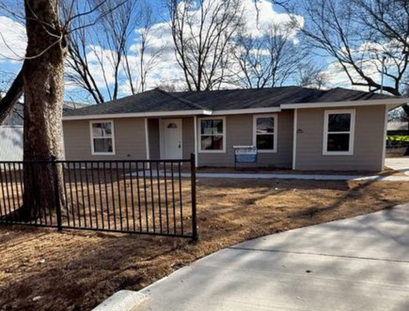 Dallas House: 10914 Stinson Dr