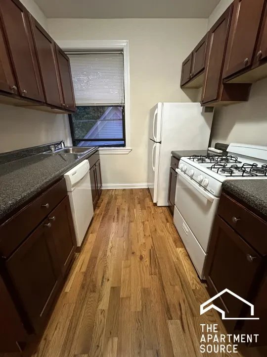 Evanston Apartment: 1319 Oak Avenue #C2 Evanston, IL 60201