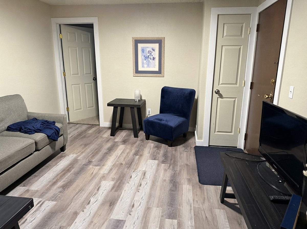 Chinook Apartment: 209 Indiana St