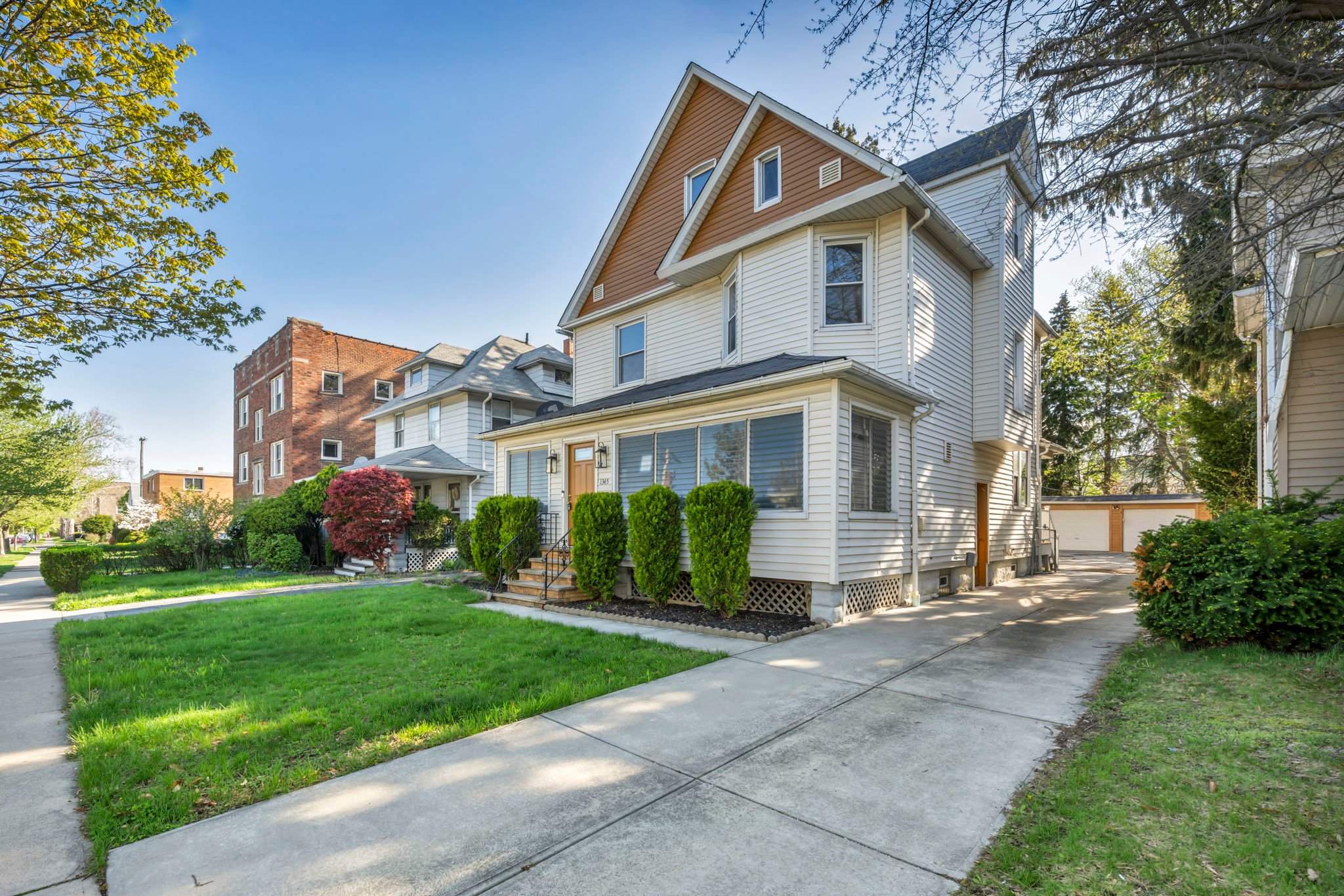 Lakewood House: 1345 Cove Ave