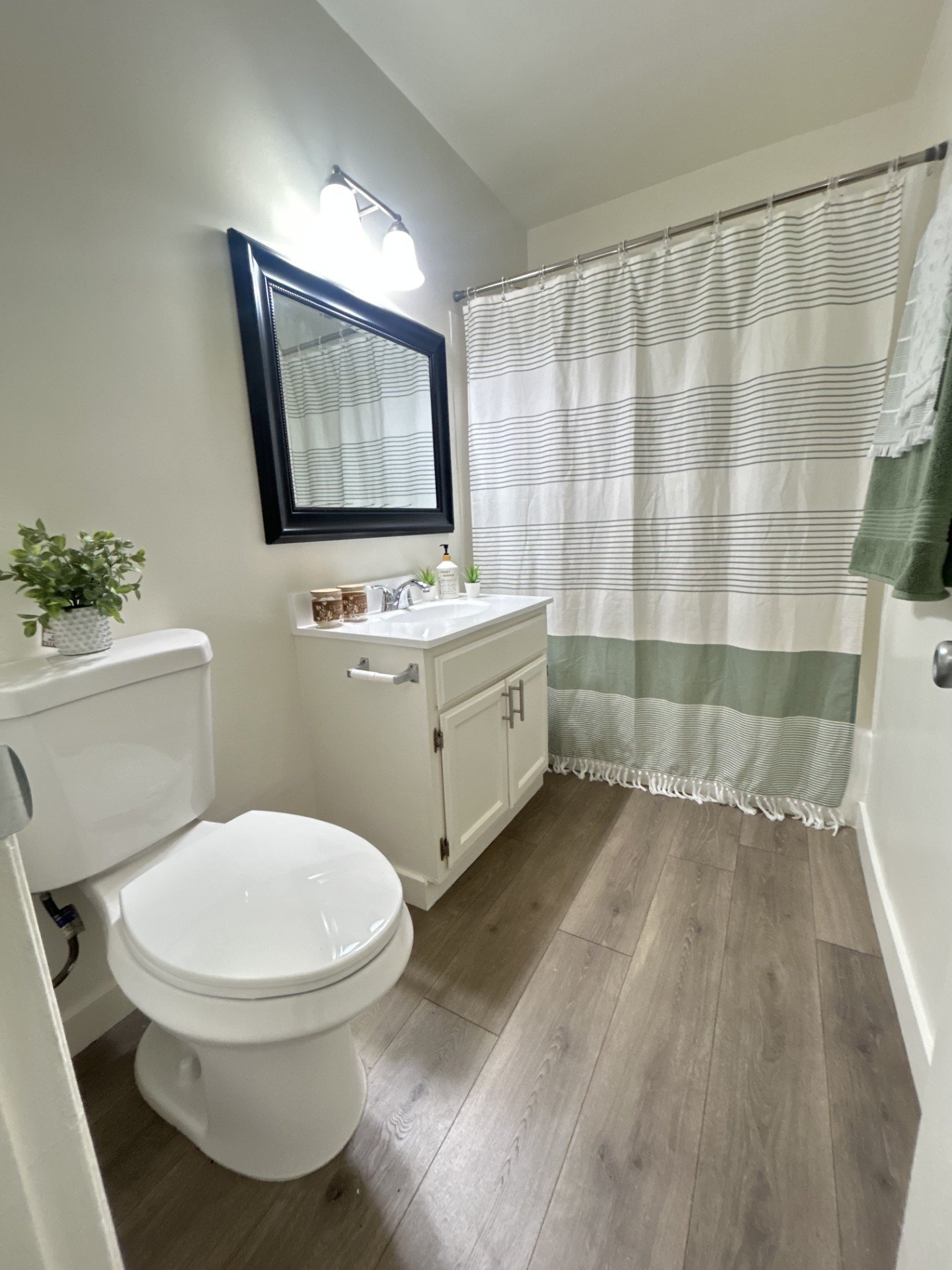 Canoga Park Apartment: 8820 Topanga Canyon Blvd Apt 9