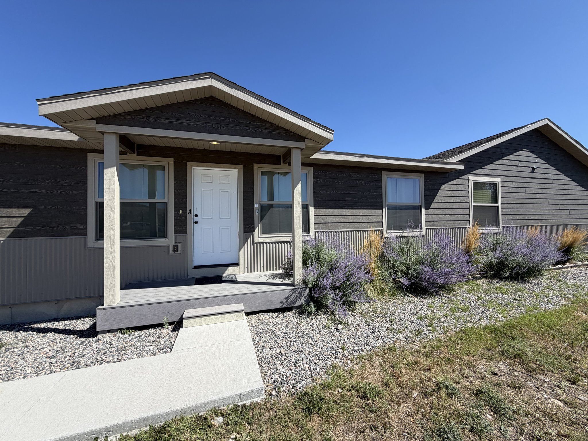Ennis Townhome: 511 W Hugel St