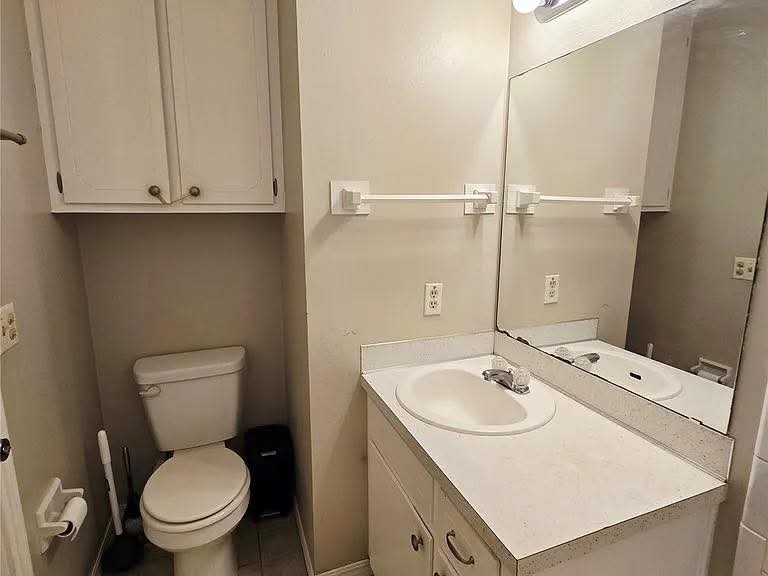 Claremore House: 1121 W 14th Pl