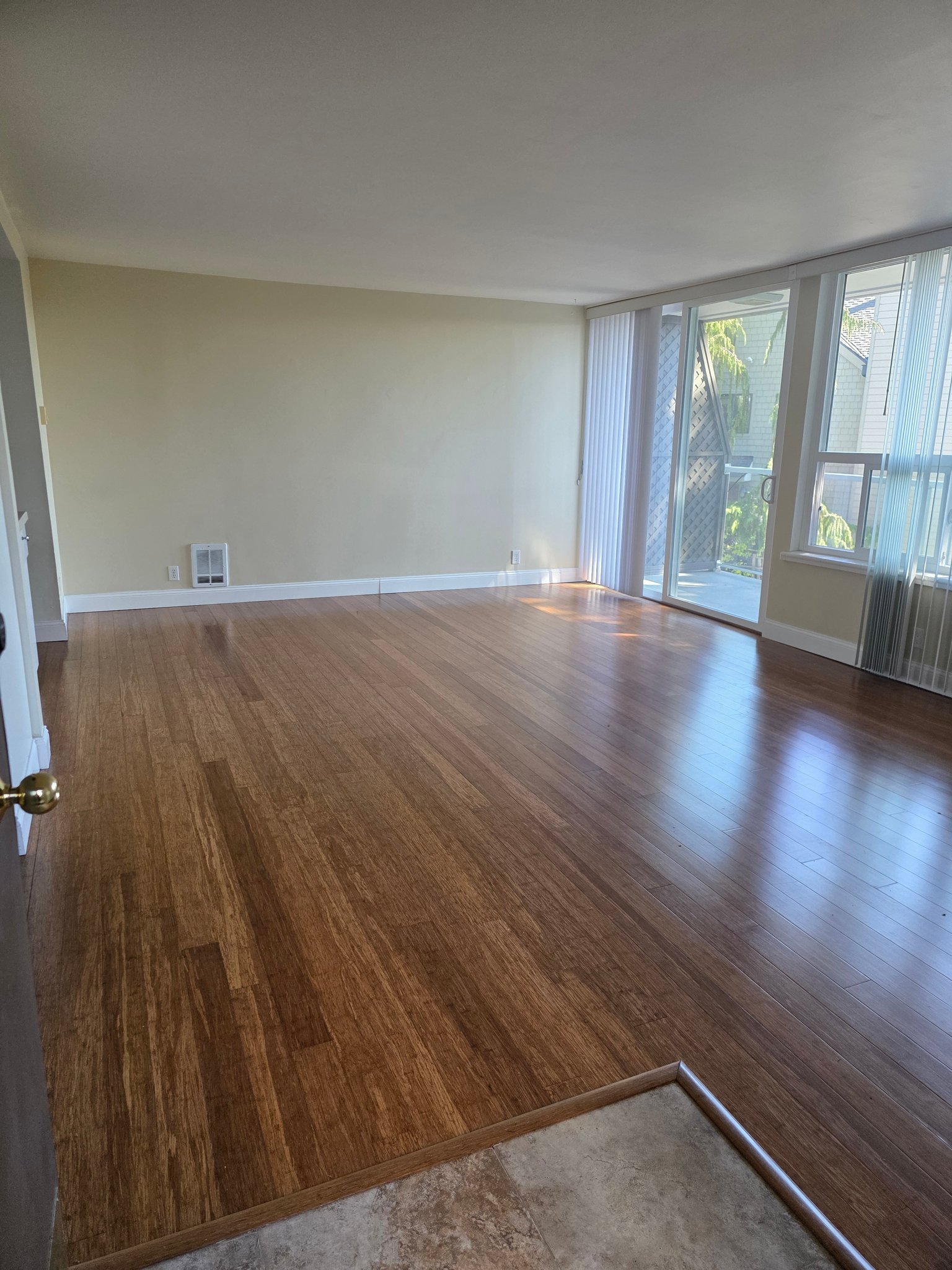Seattle Apartment: 2012 Thorndyke Ave. W