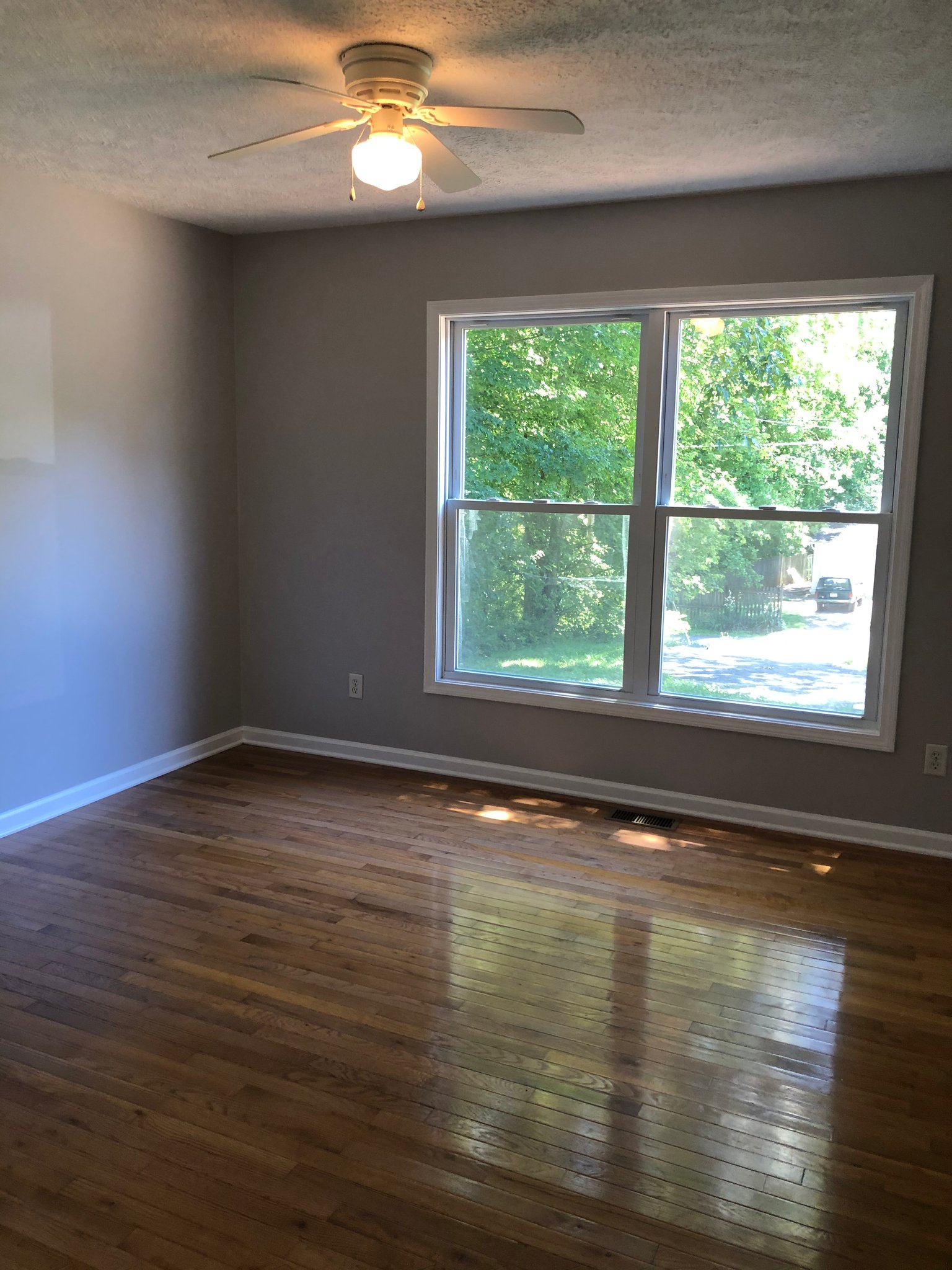Collinsville House: 1041 Hilltop Dr