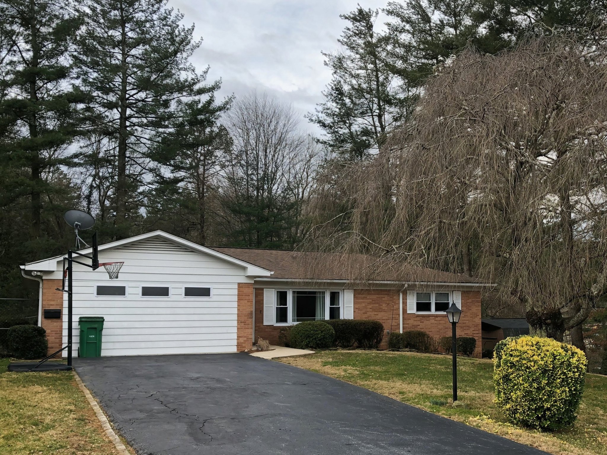 Hendersonville House: 3231 Magnolia Dr