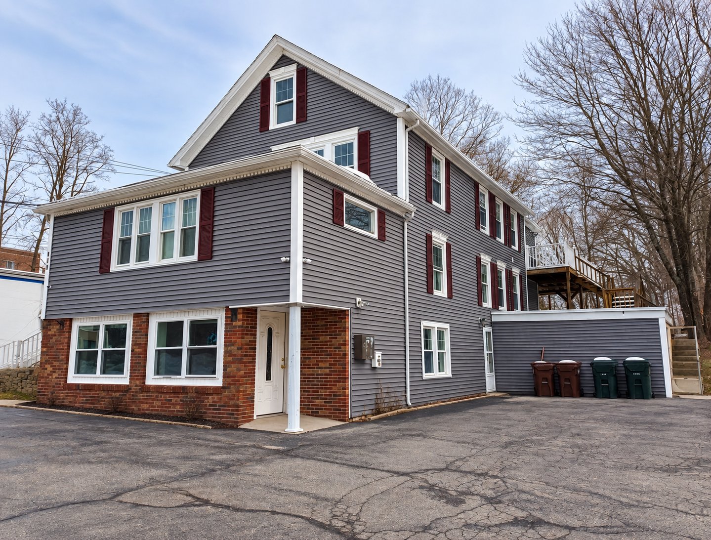 Auburn Apartment: 121 Oxford St N