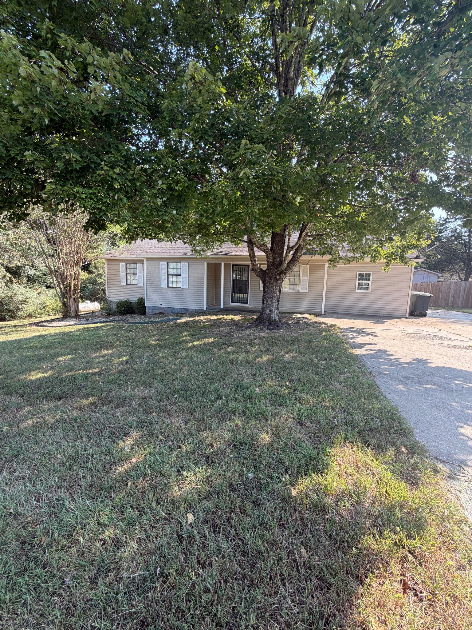 Toney House: 18800 Canoebrook Ln