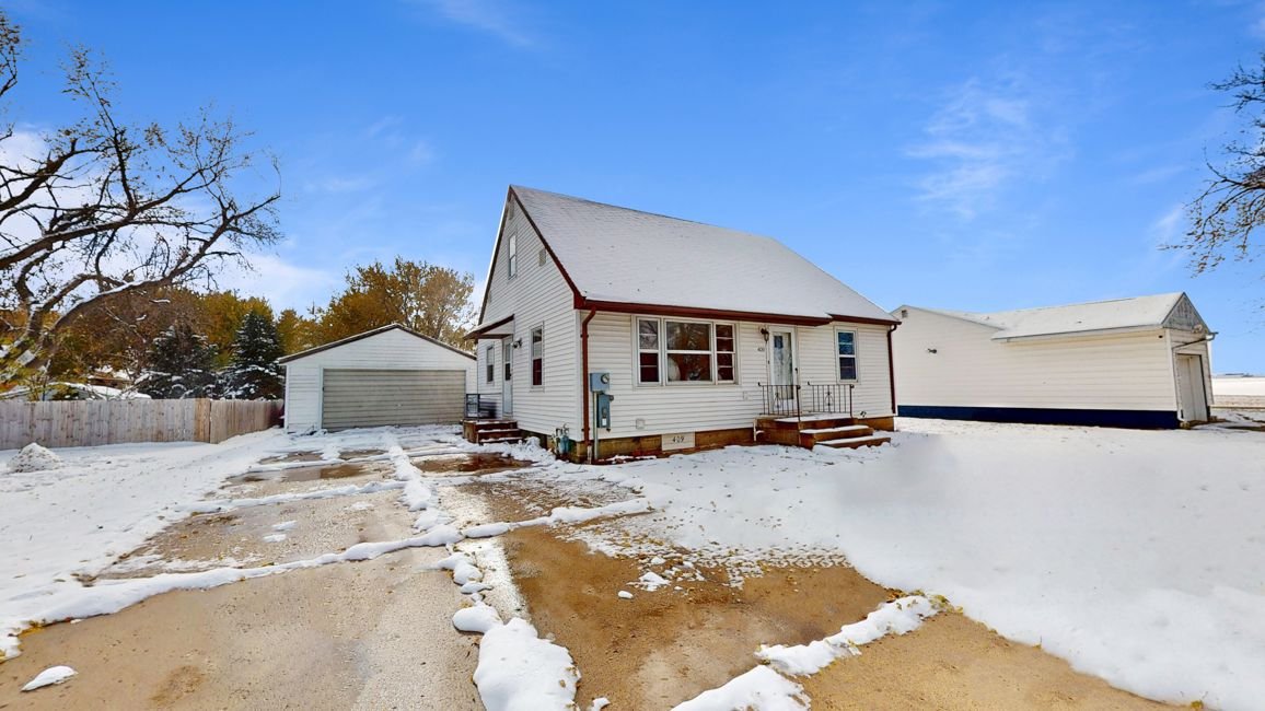 Paullina House: 409 W Bertha St
