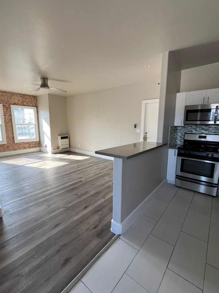 Los Angeles Apartment: 250 S.Kenmore Ave #301