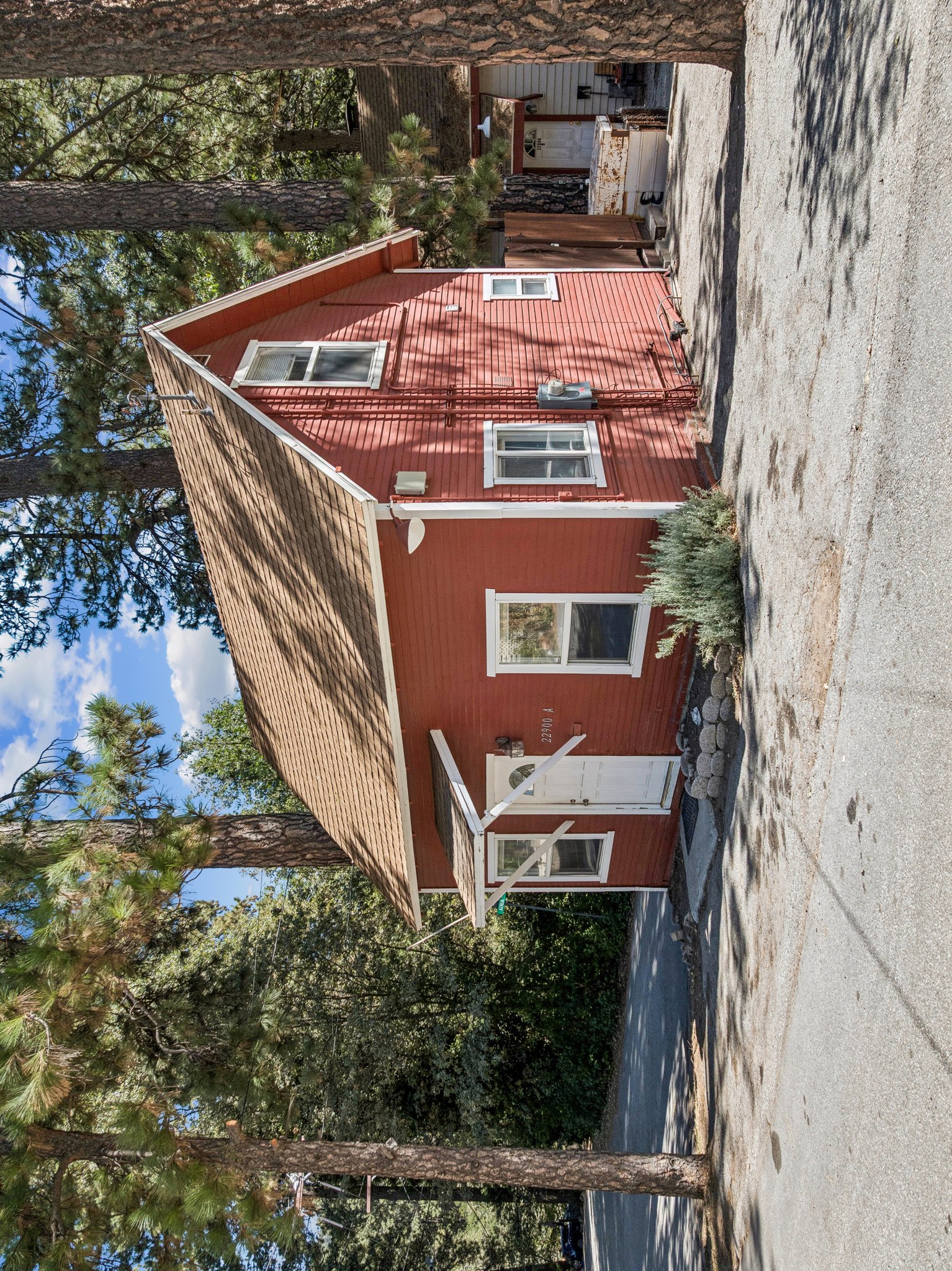 Crestline House: 22900 Redwood