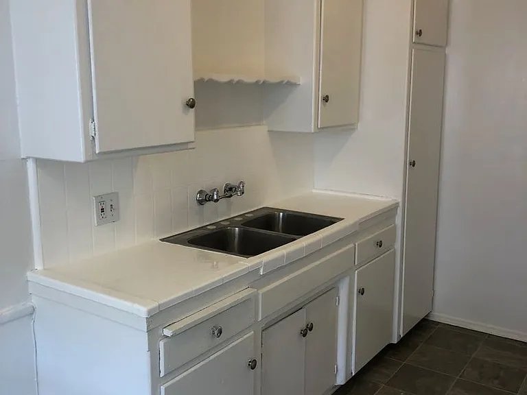 Los Angeles Apartment: 6714 11 Ave,Unit 7