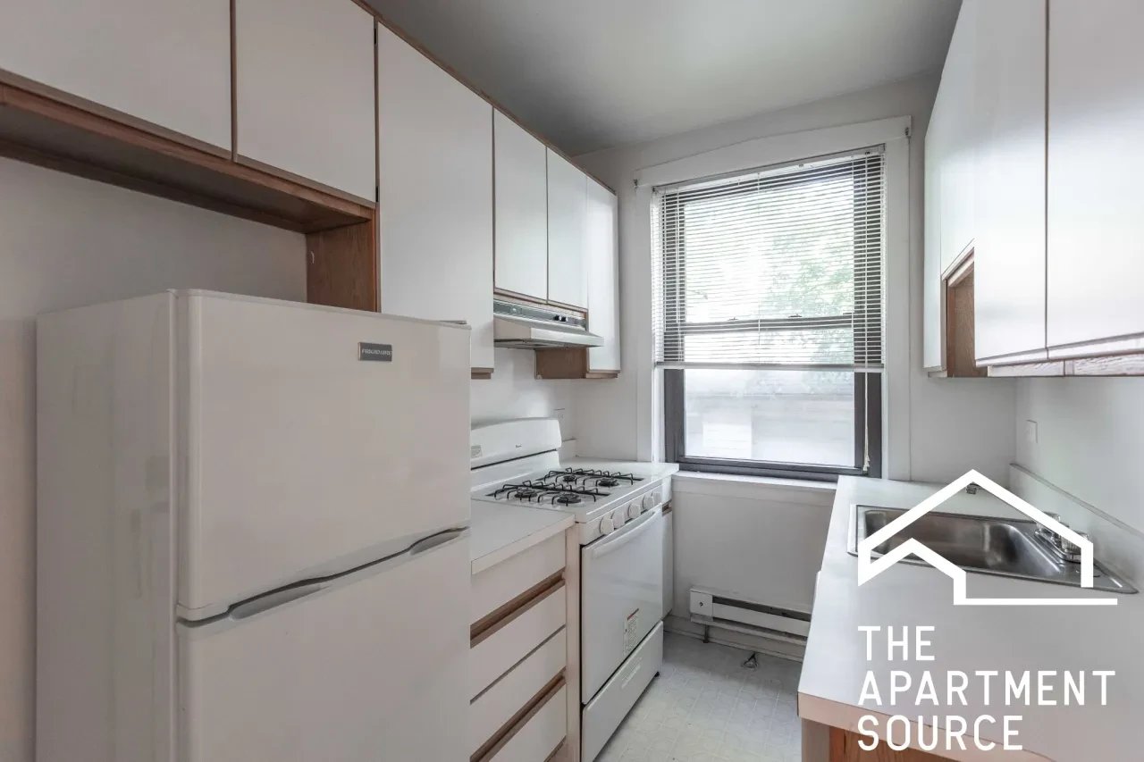 Evanston Apartment: 1321 Oak Avenue #B2 Evanston, IL 60201