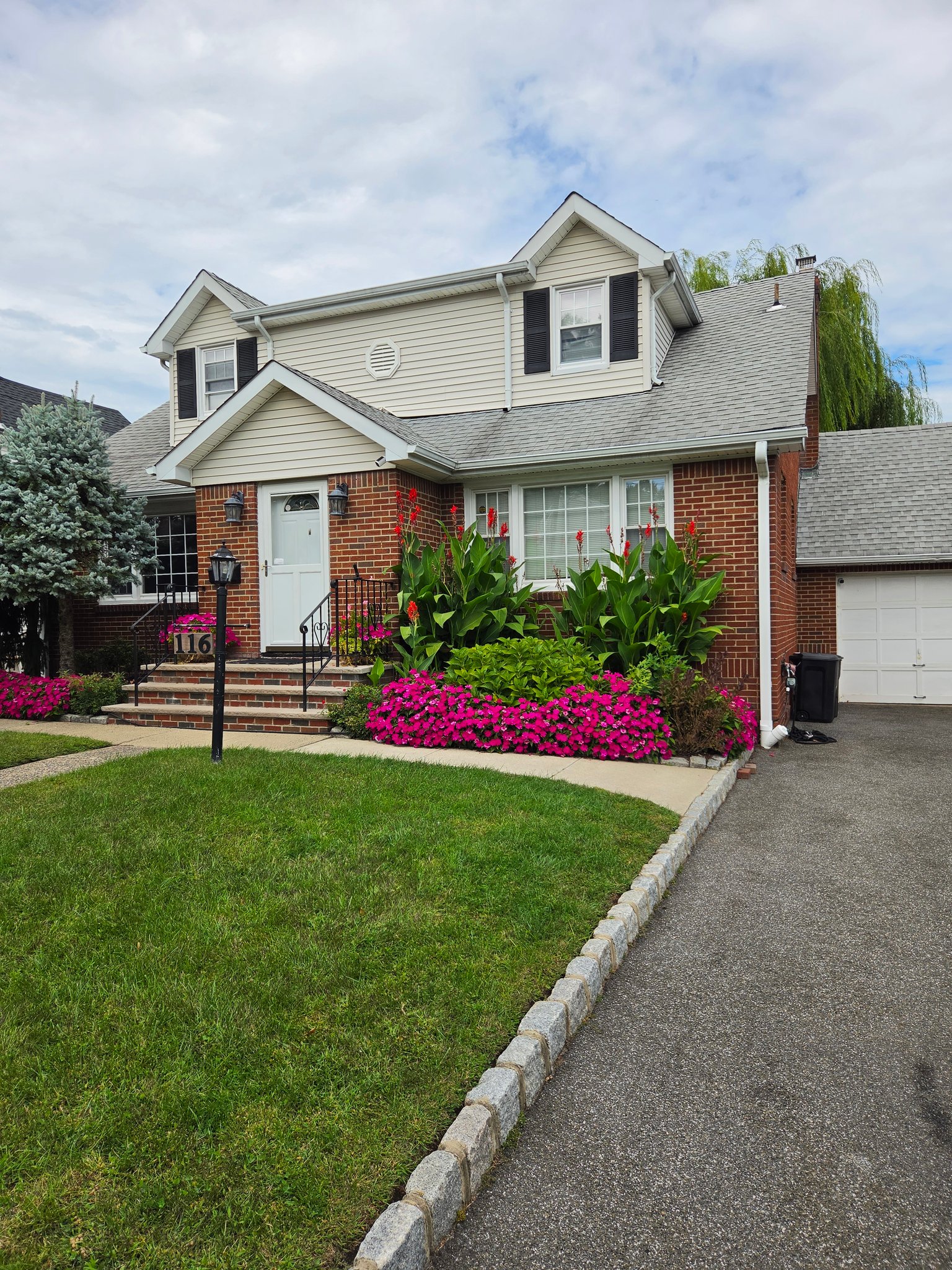 Clifton House: 116 Greenlawn Ave