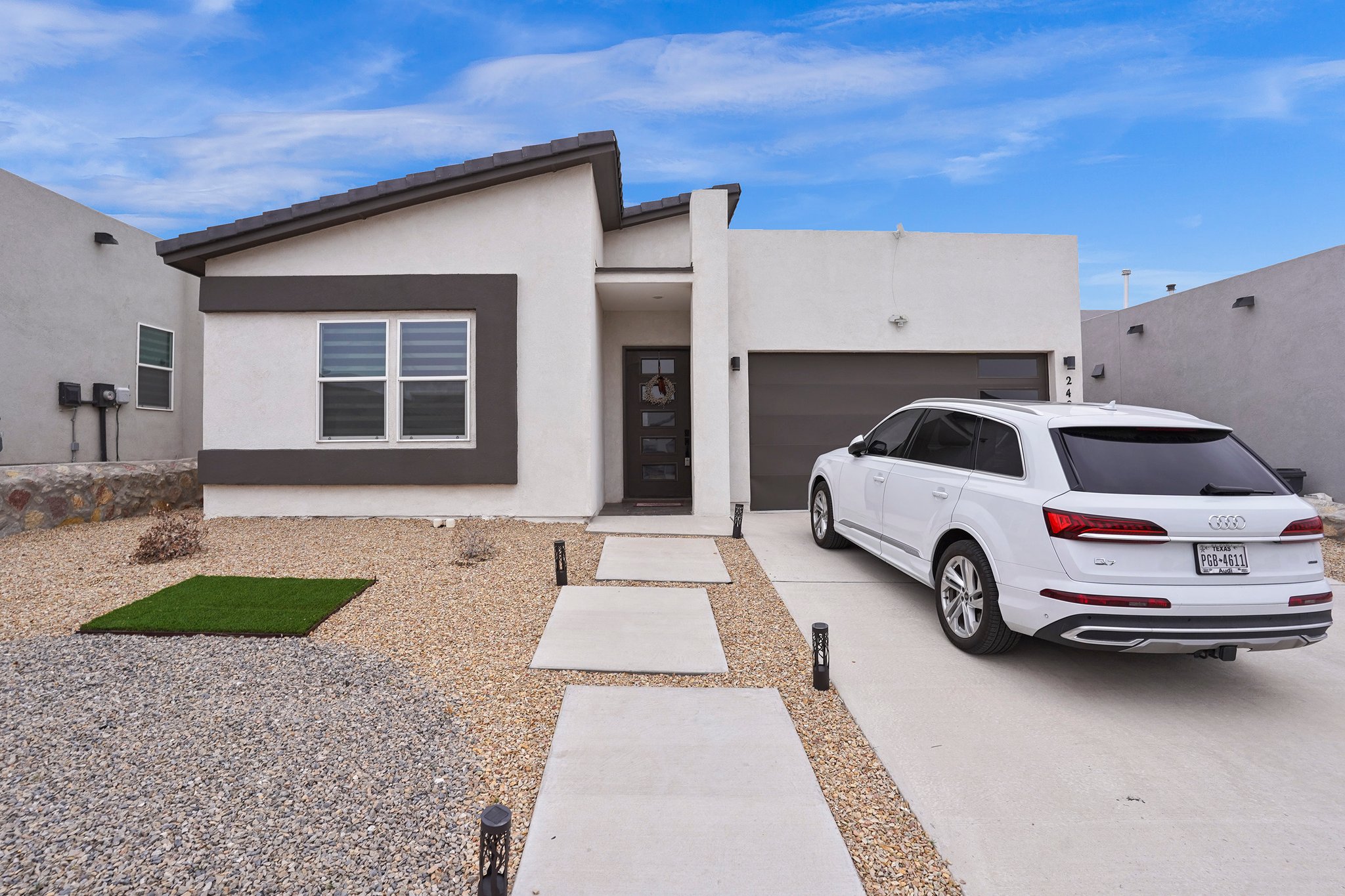 EL PASO House: 240 Staffs Way,