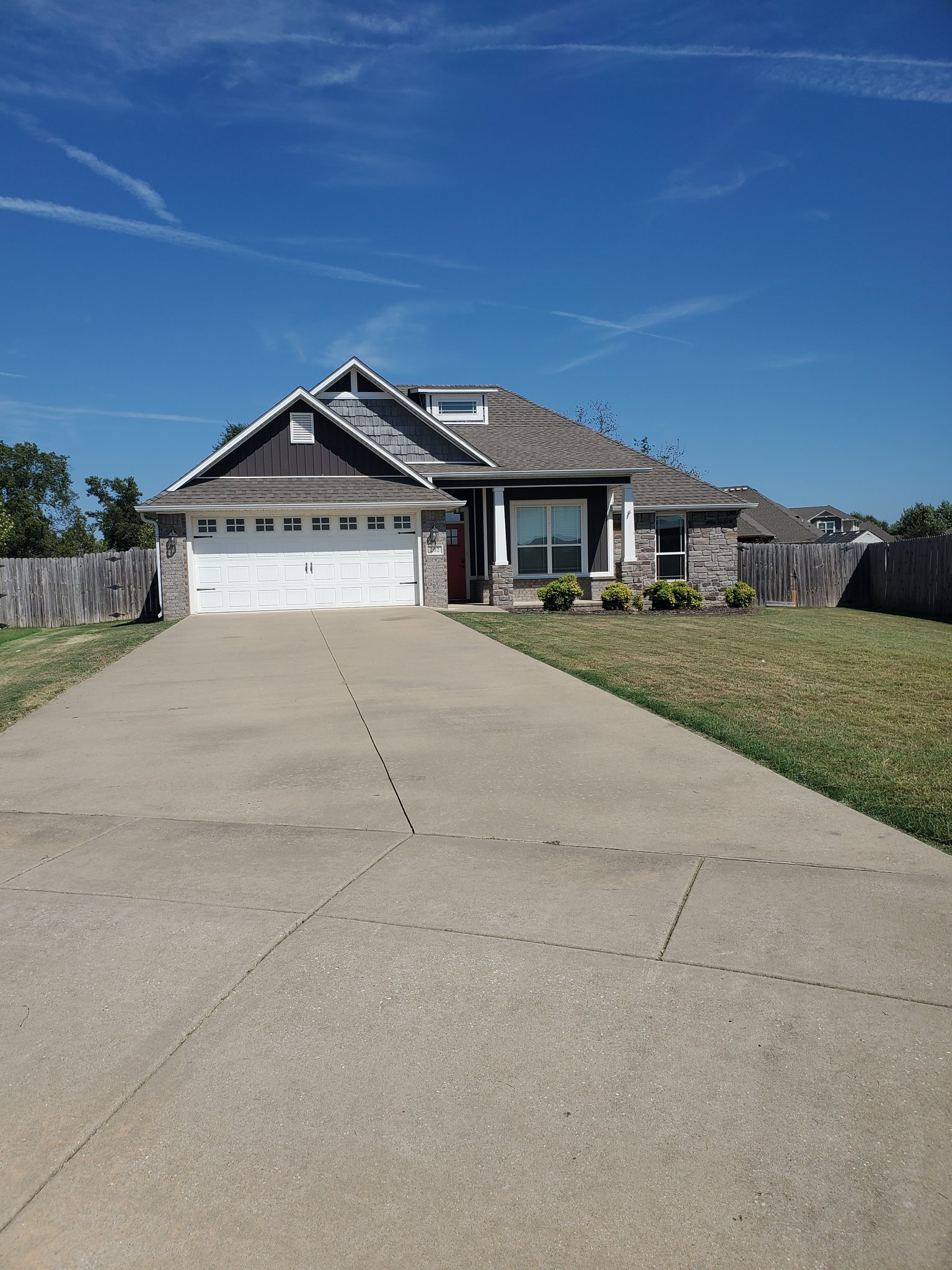 Pea Ridge House: 202 Adams St