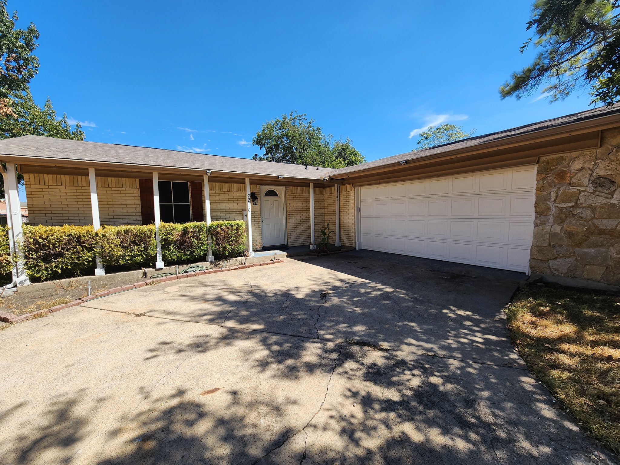 Garland House: 2210 Newcastle Dr